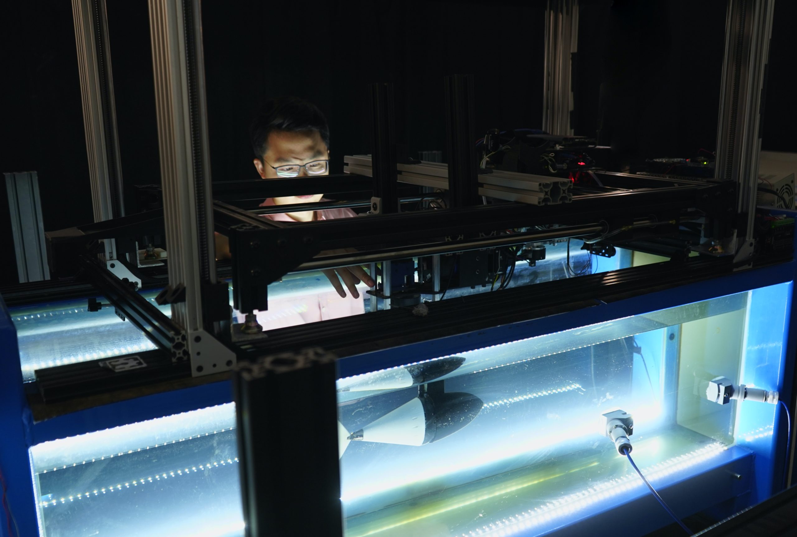 To swim like a tuna, robotic fish need to change how stiff their tails are in real time