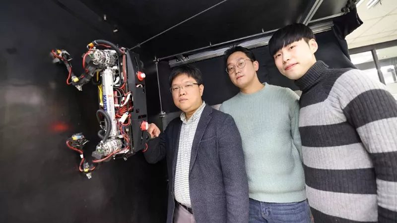 Interview with Hae-Won Park, Seungwoo Hong and Yong Um about MARVEL, a robot that can climb on various inclined steel surfaces